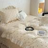 Juego de cama de tres piezas con encaje de hilo de doble capa de algodón francés, sábana acolchada de algodón lavada a la arena de alta temperatura, antideslizante, funda Kang para las cuatro estaciones.