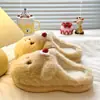Chinelos de inverno Song Xiaoke, chinelos fofos de pelúcia para o pós-parto, chinelos quentes e antiderrapantes para casa com solas grossas, novo estilo feminino 2026