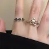 Anel de Liga de Metal com Pérola Sintética, Anel Aberto com Florzinha em Esmalte Preto para Mulheres, Anel Vintage para Dedo Indicador com Toque de Luxo, Moderno para o Dia a Dia