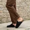 Zapatos Birkenstock Transfronterizos con Punta Cerrada y Diseño de Media Tira para Hombre, Adecuados para Uso al Aire Libre en Verano, Nuevo Modelo Primavera 2026, Zapatos de Cuero sin Cordones para Parejas