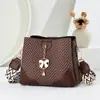 Bolso de Hombro de Mujer de Nicho de Moda 2025 Estilo Caliente Bolso Cubo de Patchwork Texturizado Gran Capacidad Bolso de Moda para Chica Dulce