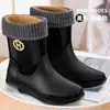 Botas de lluvia, zapatos de agua impermeables y antideslizantes de moda, botas de lluvia para adultos, zapatos de goma forrados de vellón, altura hasta la pantorrilla, adecuados para uso en exteriores, uso en la cocina y trabajo de mujer