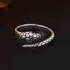 Anillo abierto vintage europeo y americano con acabado envejecido de plata tailandesa con forma de serpiente para mujer, anillo de joyería personalizado de alta gama de nicho con textura de escamas de serpiente
