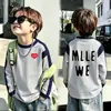 Camiseta de manga comprida com blocos de cor e retalhos para meninos, estilo primavera e outono, coleção de outono infantil, para meninos mais velhos, camiseta com manga raglan, blusa de modelagem solta