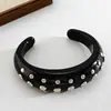 Pulseira Aberta com Rebites Redondos Cruzada Europeia e Americana com Toque de Alto Padrão, Estilo Doce e Cool, Design de Luxo Leve, Joia de Mão de Nicho para Mulheres