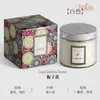 Caixa de presente com vela perfumada em formato de xícara com relevo e borda cruzada, feita com cera de soja de alta qualidade e sem fumaça. Lembrancinha popular para aniversários. Atacado.