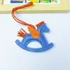 Multicolor en stock Llavero Caballo de Troya de Cuero PU Llavero Creativo Colgante para Bolso Caballo Mecedora Regalo Pequeño Lindo
