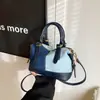 La popular bolsa Boston de mezclilla con bloques de color de este año para mujer es un nuevo modelo 2026, elegante y versátil, adecuada para llevar en la mano, al hombro o cruzada.