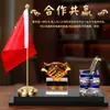 Adornos de Escritorio Bandera Roja Oficina Decoraciones de Alta Gama Escritorio del Jefe Escritorio de Escritura Almacenamiento Portabolígrafos Regalo Creativo de Inauguración