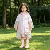 Impermeable infantil para estudiantes de primaria, apto tanto para niños como para niñas, impermeable de cuerpo completo, a prueba de lluvia, portátil, con estampado de dibujos animados