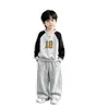 Conjunto de moletom casual infantil para primavera e outono para crianças, novo conjunto de duas peças da moda e legal de 2026 para meninos e meninas