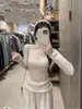 Camiseta base de punto de encaje con cuello en V y lazo estilo Miu para mujer, principios de otoño 2026, prenda interior con suéter de borde festoneado, top de otoño