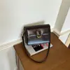 Bolsa feminina de antebraço 2026 novo modelo, design de nicho, toque de alta qualidade, versátil e popular para outono e inverno, bolsa quadrada pequena com alça de corrente