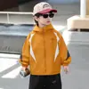 Chaqueta de niño otoño 2026 nuevo modelo chaqueta de primavera y otoño para niños elegante y a la moda gabardina para bebé niño atuendo de otoño para niños pequeños