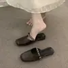Mules Chuyuji de suela plana, puntera con cadena en color marrón, de nicho, para mujer, adecuados para usar al aire libre en verano, zapatos de noche, sandalias casuales estilo francés