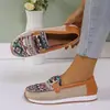 Sapatos femininos plus size para comércio exterior europeu e americano, novo estilo outono 2026, com sola grossa, sapatos slip-on coloridos com decoração de fivela metálica