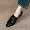 Encontro de Moda Temporada 2026 Primavera Mocassins Femininos Slip-On Salto Baixo Emagrecedor Bico Fino Salto Bloco Sapatos Únicos