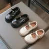 Sapatos femininos estilo brogue britânico, nova coleção primavera/outono, com sola macia, estilo Mary Jane retrô, sapatilhas versáteis e estilosas para crianças