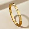 Pulsera de Acero de Titanio Cruzada Europea y Americana para Mujer Incrustada con Diamantes Estrella de Ocho Puntas Horno Electrochapado Oro Real 18K Pulsera de Acero Inoxidable que No se Desvanece