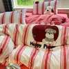 Juego de ropa de cama de cuatro piezas, de algodón, cepillado, con temática de dibujos animados, que incluye una funda de edredón gruesa bordada con toalla, una sábana bajera y un juego de tres piezas de sábanas, adecuado para dormitorios de estudiantes