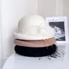 Sombrero de cubo de lana estilo lujo ligero para mujer con decoración de plumas de malla, sombrero de pescador retro a la moda para invierno