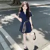 Conjunto de Gasa para Niñas 2026 Nuevas Llegadas de Verano Tallas Mediana y Grande Estilo Coreano Camisa de Cuello en V Camiseta Pantalones Cortos de Tres Cuartos Pantalones Cortos Conjunto de Dos Piezas