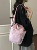 Un bolso bandolera de nailon amarillo brillante y refrescante, un bolso tote informal de estilo japonés, perfecto para el uso diario y las salidas, un bolso de hombro versátil y vibrante