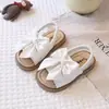 Sandálias Novas de Verão 2026 para Meninas Sapatos Infantis Sapatos de Princesa para Menininhas Sola Macia Sapatos Antiderrapantes Sapatos de Praia Sandálias