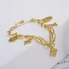 Pulseira de Franja Personalizada Dourada Oca Trevo de Quatro Folhas Transfronteiriça para Mulheres, Pulseira de Flor Prismática da Moda Japonesa e Coreana que Não Desbota