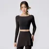 Conjunto de yoga feminino com retalhos em mesh, design falso de duas peças, mangas compridas, sobreposição de saia removível, calça flare e um visual modelador e moderno para usar como roupa externa.