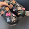 Zapatos Perforados Estilo Barbie con Decoraciones de Zapatos de Jardín Arcoíris de Alta Gama, Hebilla Integrada de Concha y Estrella de Mar, Accesorios de Plástico para Ventas Transfronterizas