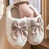 Pantuflas de algodón para mujer para otoño e invierno, antideslizantes y cálidas, nuevo estilo 2026, diseño lindo de lazo de felpa, con talón cubierto