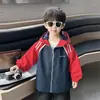 Chaqueta Cortavientos con Capucha Bloque de Color para Niños 2026 Nuevo Estilo Primavera/Otoño Tallas Medianas y Grandes para Niños Atractiva Moderna Versátil Chaqueta Deportiva