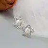 Joyería de Plata al por Mayor Nafuge Incrustada con Perlas de Agua Dulce Naturales Pendientes de Plata de Ley 925 Pendientes Pequeños de Flor de Plata Simples y Elegantes