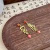 Novos brincos em estilo chinês, personalizados, em formato de leque, vazados, cravejados com diamantes, com laço retrô, caractere da sorte e design de gota, apresentando um pingente estiloso para mulheres