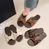Sandalias planas de lazo simples y versátiles para mujer, calzado de verano para exteriores 2025, antideslizantes, ligeras, sandalias de moda para mujer