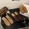 Mules estilo perezoso cómodos sin zapatillas de pelo de otoño para mujer hermosa hebilla zapatillas de exterior sin cordones correa de cuero retro