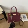 Bolsa de mão nova, elegante e fashion para o outono de 2026, simples e chique, com um design quadrado retrô, adequada como bolsa de ombro ou bolsa transversal para mulheres