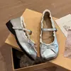Sapatos pequenos de couro com laço de alça única, estilo francês, primavera/outono 2026, design de fivela e sola macia, novos e estilosos sapatos Mary Jane para mulheres