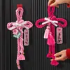 La Alegría de Mudarse a una Casa Nueva, Decorando la Nueva Residencia, Colgando Adornos con el Carácter "Nudo Wan Zi", Colgantes de Puerta para la Entrada, Mudarse a la Casa, Colgando Decoraciones con el Carácter "Fu", Montaje de la Escena