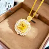 Tienda de Oro Mismo Estilo Dorado Antiguo Deslumbrante Diamante Amarillo Grande Cubo de Azúcar Colgante, Cadena para Clavícula de Diamantes Incrustados de Lujo Ligero