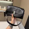 Bolsa quadrada pequena de couro encerado retrô para mulheres, nova bolsa transversal com corrente para ombro 2024, bolsa de mão de nicho de alta qualidade para o dia a dia