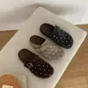 Sapatos slip-on de bolinhas estilo coreano com solas grossas, perfeitos para o outono de 2026, fáceis de calçar e com um salto oculto para altura extra