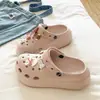 Song Xiaoke 2026 Modelo Nuevo para Aumentar la Altura Suela Gruesa Simples Casuales EVA Puntera Cerrada Zuecos para Mujeres y Parejas para Uso al Aire Libre