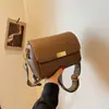 As bolsas pequenas populares deste ano para mulheres, modelo novo de 2024, são simples e versáteis, com alças largas, adequadas para usar no ombro ou na transversal, e são uma bolsa quadrada pequena texturizada popular