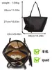 Suministrada directamente del comercio exterior, esta elegante y versátil bolsa tote de gran capacidad en color café es adecuada para el uso diario y viene en un juego con una bolsa más pequeña.. Disponibles al por mayor y personalización