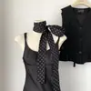 Suave e Sexy ~ Elegante Lenço Longo de Seda com Bolinhas Pretas e Brancas Fita para Pescoço Francesa Lenço Flutuante