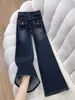 Jeans azul-acinzentado estilo americano, de perna reta, levemente flare, para mulheres, uma nova coleção de outono 2026 super moderna e estilosa