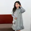 Nova coleção outono 2026 de vestidos estilosos e elegantes para meninas, apresentando um design chique e sofisticado com lantejoulas, perfeito para pequenas princesas