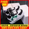 Nuevos zapatos deportivos de otoño e invierno para niños, con parte superior de cuero, diseño impermeable y forro polar para abrigar, adecuados tanto para niños como para niñas, y diseñados para correr y uso casual.